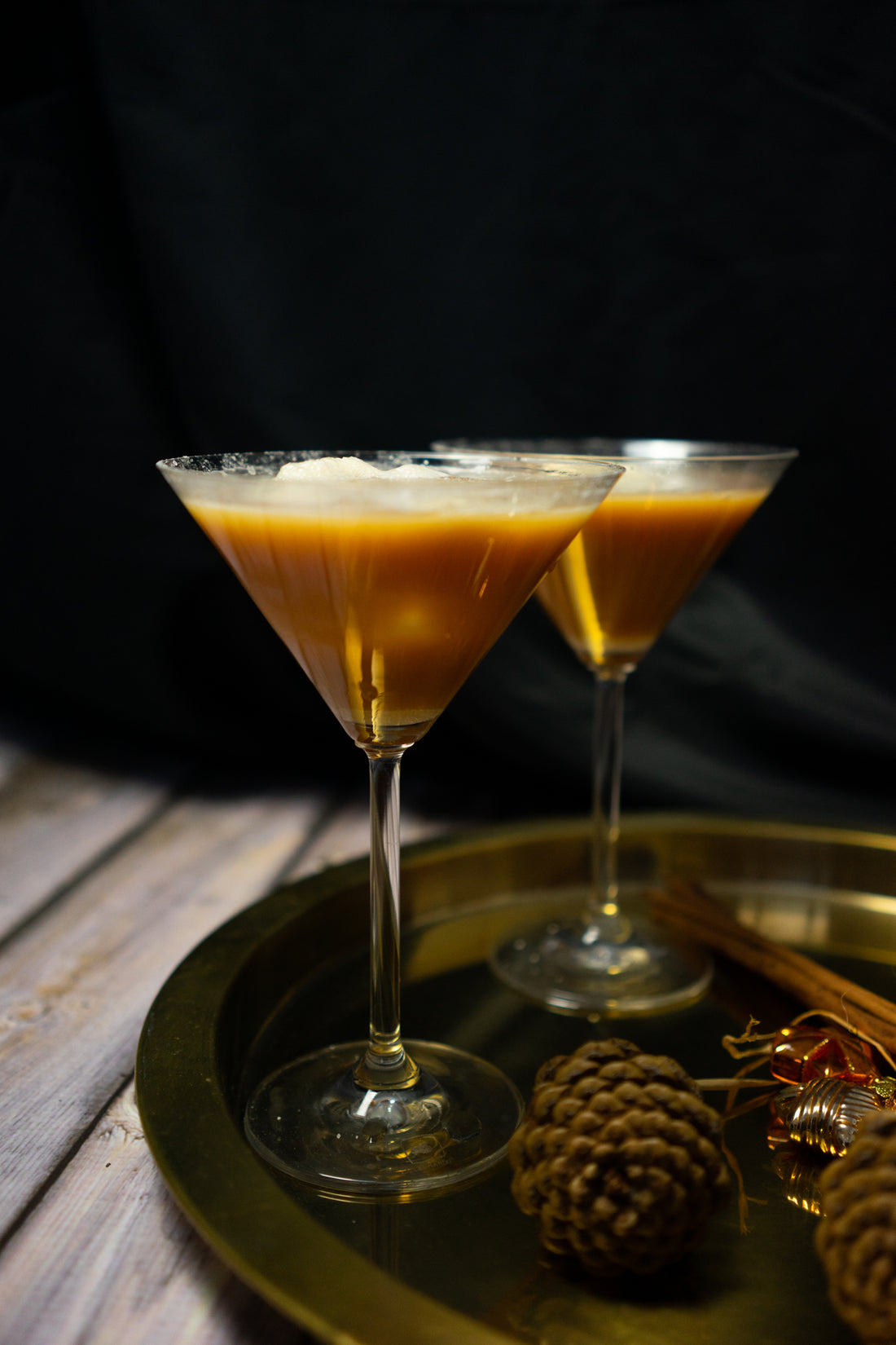 zwei Chai Espresso Bourbon in Martini Gläsern vor weihnachtlichem Hintergrund