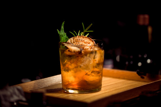 Bourbon Cocktail mit Granitur auf Holztablett | Old Soggy Spiced Bourbon | Alles über Bourbon